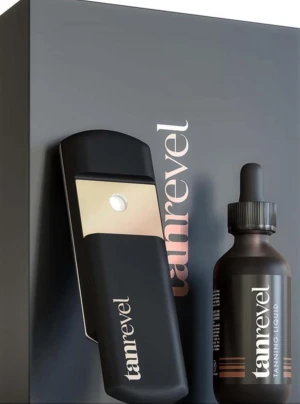 Tanrevel Tanning Kit med vätska - Tanrevel Tanning Kit med USB-laddare och ungefär 25ml kvar utav vätskan men såklart går det att köpa påfyllning på den, produkten har synliga tecken på andvändingen men inga skador!!