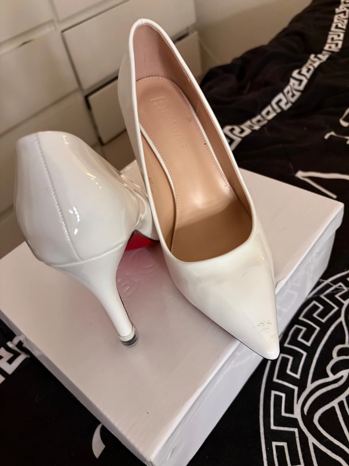 Vita pumps med röd sula och spetsig tå - 2