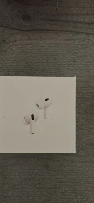 AirPods Pro 2 - Apple AirPods Pro i originalförpackning. Trådlösa hörlurar med aktiv brusreducering och laddningsetui. Allt tillhör ingår och de är i nyskick, de bara ligger runt i mitt rum så jag tänkte att jag säljer de till schysst pris😁