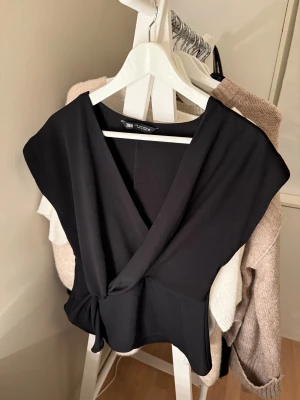 Blus från zara - Säljer denna super fina blusen/ toppen från Zara💕💕