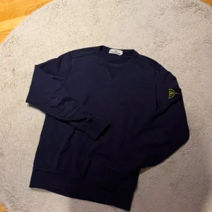 Stone Island sweatshirt  - Säljer en fet marinblå Stone Island tröja i bra sick. Varan ät äkta vilket man kan se via qr koden. Nypris ligger runt 3000 mitt pris 649kr