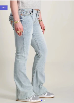 True religion jeans - Snygga ljusblå jeans från true religion. Jeansen har en låg midja. Endast använda ett fåtal gånger.