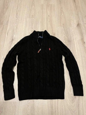 Svart kabelstickad tröja med dragkedja från Ralph lauren - Svart kabelstickad tröja med dragkedja från Ralph lauren. Tröja är i jättebra skick