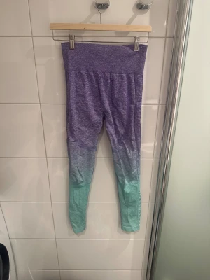 Träningstights - Häftiga träningstights i snygga förger