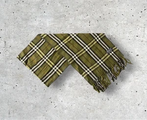 Olivgrön Burberry scarf - Säljer en snygg olivgrön Burberry halsduk med det ikoniska rutmönstret. Tillverkad i 100% mjuk och värmande ull.   🧵 Skick: Mycket fint skick, varsamt använd 🌟 Känsla: Mjuk, varm och följsam 📦 Frakt: Skickas tryggt inom 24h 📏 Mått: Längd-145cm, Bredd-30cm Pris kan diskuteras!