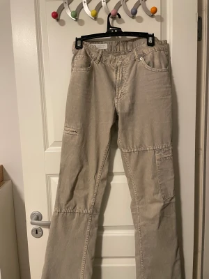 Beige cargopants från Zara, strl 38 - Säljer ett par beige cargopants från Zara i storlek 38. Materialet är bomull och passformen är loose.