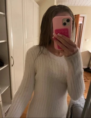 Vit stickad tröja🤍 - Säljer denna supersöta vita stickade tröjan i storlek XS, supermysigt material perfekt till när det nu börjar bli kallare🫰🏻🤍 Pris går absolut att diskuteras💕