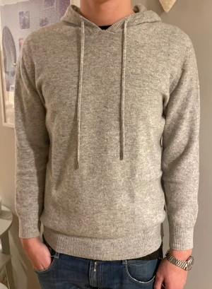 Kashmir ljusgrå hoodie - Säljer nu en ljusgrå 100% kashmire hoodie från casa di vogue. Mjuk, skön och håller värmen bra. Säljes på grund av ränsning av garderob. Ordinarie pris: 1,698 kr