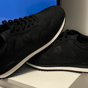 Moncler Skor - Fina stilrena sällsynta Moncler sneakers skor till dundrande pris kommer fint packade i kartong och papper. Finaste på marknaden testade en gång hemma passar alla tillfällen, pris kan diskuteras vid snabb affär.