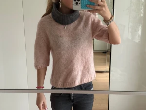 Stickad tröja - Säljer min rosa stickade tröja från other stories 💗