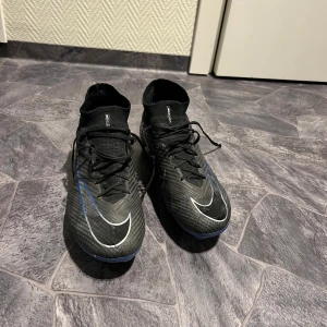Nike vapor 15 elite - Väldigt fina skor och är använda fåtalet gånger då de är grässkor och mest kört på konstgräs så har andra skor då men funkar utmärkt på konstgräs också med dom
