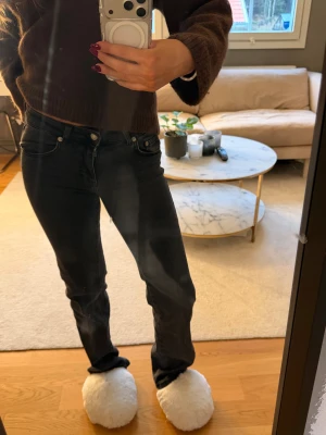 Svarta straight jeans  - Säljer ett par svarta jeans i storlek xs med knäpp fickor på baksidan, jeansen kommer inte längre till användning med är jättefina!🤍