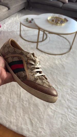 Gucci skor  - Ett par Gucci skor som inte kommer till användning längre i storlek 39 (går att diskutera priset )