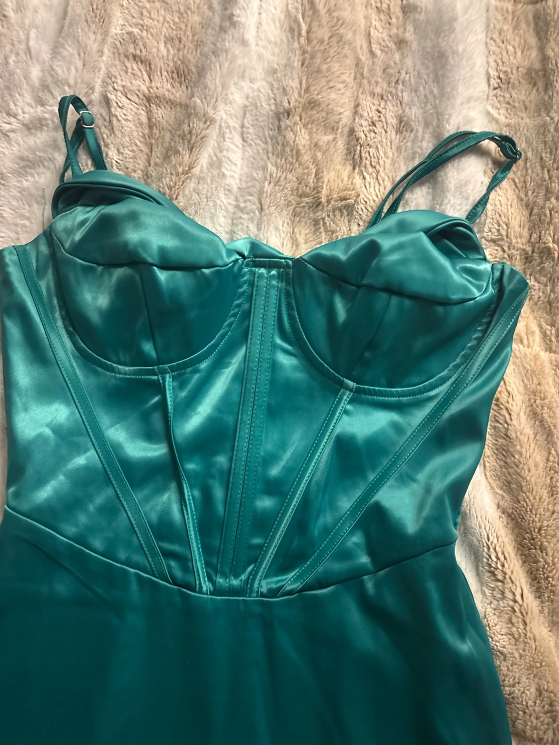 Grön satin klänning med bygel - 1