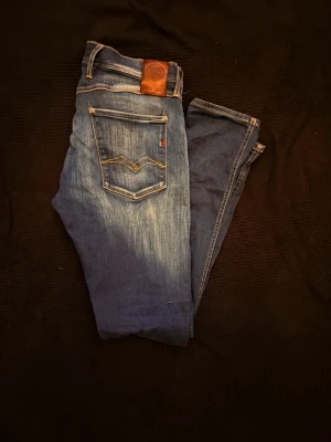 Replay Anbass jeans blå skinny - Snygga Replay Anbass jeans i blå tvätt med slitningar och slim fit  passform. 