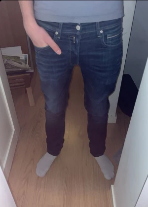 Replay jeans - Säljer ett par riktigt snygga och stilrena replay grover jeans i mörkblå färg. Har används en del men är fortfarande i mycket bra skick🤩. Storleken är 32 i midja och 34 i längd