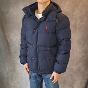 Ralph Lauren Dunjacka - Stl M - 🗻 Snygg och populär dunjacka från Ralph Lauren perfekt nu på vintern! 🗻 Myclet bra skick: 9/10, utan defekter | Stl M, Modellen på bilden är 175cm lång och sitter fint!, rekommenderar att vara mellan 172-182cm lång för att sitta fint! |