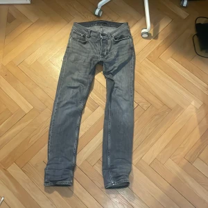Nudie jeans - Ett par feta gråa nudie jeans i modellen grim Tim. W30 L32. Pris kan diskuteras.