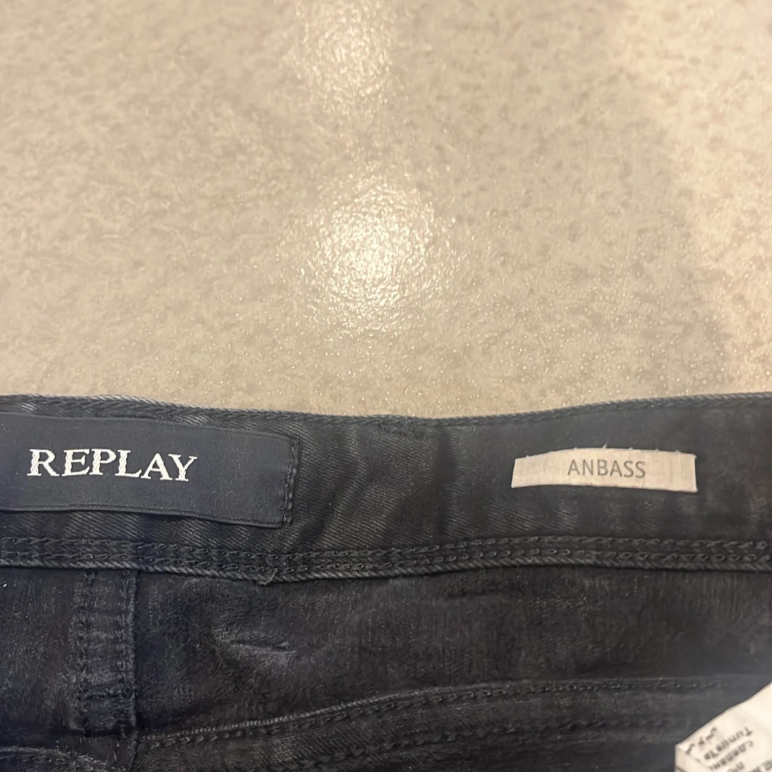 Svarta Replay Anbass jeans, stl 32/32 - 1