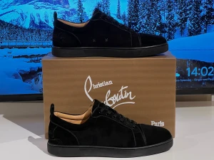 Svarta Loubs - Säljer ett par svarta loubs för dem inte passade mig, strl 43. Dem är väldigt fina i skick och hur dem ser ut. Låda fås med.