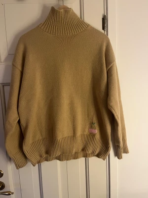Brun stickad tröja  - Säljer även denna tröjan från meet me there, Filippas kollektion. Den har ett väldigt gulligt lite körsbär näre till höger på tröjan och är aldrig använd, super fint skick. Denna är också i storlek S/M❣️🫶
