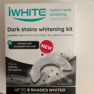iWhite Dark Stains Whitening Kit för tandblekning  - iWhite Dark Stains Whitening Kit med 10 förfyllda skenor för tänderna. Innehåller aktiva mikropärlor och aktivt kol som hjälper till att ta bort missfärgningar från kaffe, te, tobak och vin. Enkel att använda och passar alla tandstorlekar. Ger upp till 8 nyanser vitare tänder. utgångs datum 03 2025 