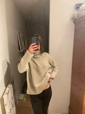 Beige stickad polotröja - Jättesnygg stickad polotröja från Zara. Den säljs inte längre på Zaras hemsida. På lappen står det storlek xs-s, men jag skulle säga att den mer är s-m, beroende på hur man vill att den ska sitta. Köpt second hand men själv bara använt ca 2 gånger💗💗