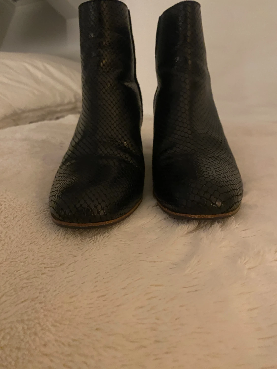 ATP- Atelier, Svarta ankelboots i skinn med guldzip - 3