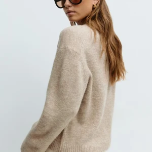 Beige stickad tröja från Gina - Mysig beige stickad tröja från gina med rund halsringning och ribbade muddar. Tröjan har en loose passform 🥰 ordinarie pris 399, tröjan är i bra skick! Kan skicka mer bilder 