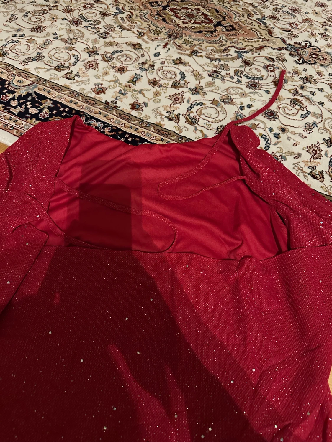 Röd glittrig kortklänning med långa ärmar - 2