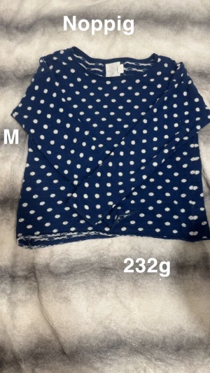 Tröja  - Noppig. Tunnare sweatshirt Storlek M