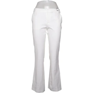 Vita bootcut-byxor från Bik Bok - Snygga vita bootcut-byxor från Bik Bok i storlek 34. Byxorna har en klassisk passform med fickor fram och bak samt en dekorativ metallring vid midjan. Materialet är en mix av polyester, viskos och elastan för en bekväm känsla och bra stretch.