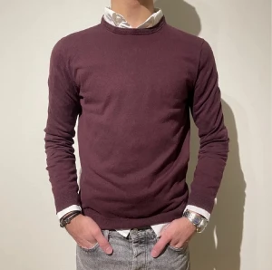 Massimo Dutti tröja - Vinröd långärmad tröja från Massimo Dutti. Klassisk rund hals och ribbade muddar vid ärmslut och nederkant. Perfekt för dig som gillar stilrena och sköna plagg.