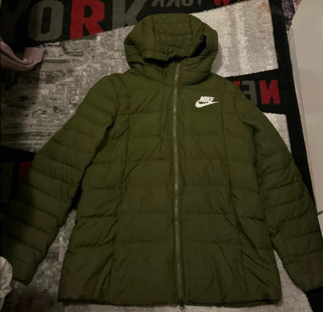 Olivgrön pufferjacka från Nike