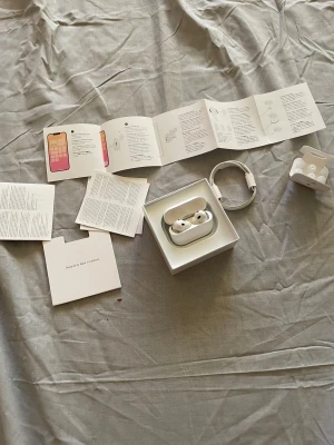 Helt nya aiiir pods 2 pro  oööpnad får ni  - Det Helt nya aiiir pods 2 pro  oööpnad får ni de ingår papper och usbkabel laddare alltså och den har många funktioner tex om du har iPhone kopplar du den direkt kommer den registreras i hitta appen så du kan spåra den så den ej blir borta osv och ni kan kolla serienummer för bevis till äkta