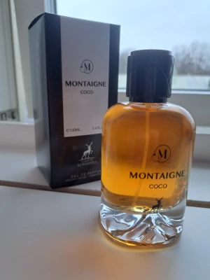 Montaigne Coco Maison Alhambra - Montaigne Coco från Maison Alhambra är en Eau de Parfum i en generös 100ml flaska. Snygg och modern design – perfekt för dig som vill sticka ut med en unik doft på hyllan. Låt din stil tala för sig själv!