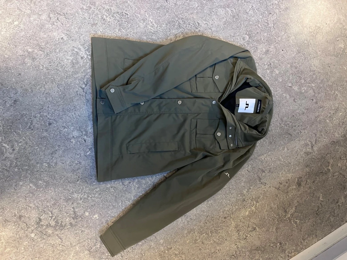Olivgrön field jacket av J.Lindeberg