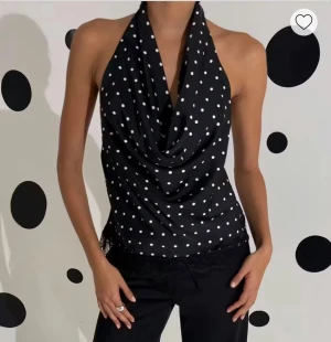 Helt ny prickig topp - Helt oanvänd prickig festtopp från Bikbok! Den har prislappen kvar, nypris är 500kr. Modellen på bilden har storlek S💗💗