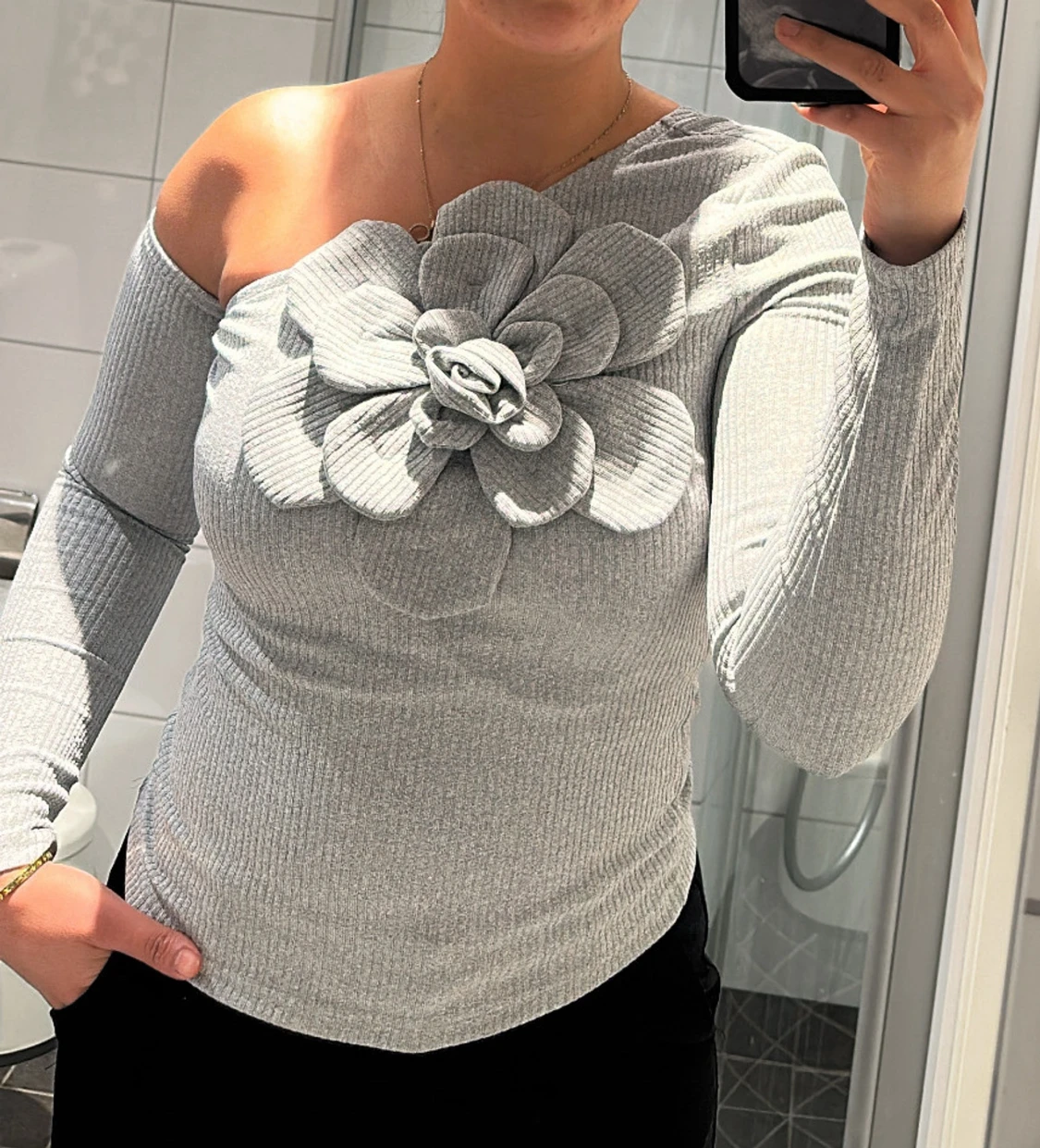 Grå offshoulder topp med stor blomma
