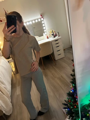 Grå mjukisbyxor med snörning - Säljer ett par grå mjukisbyxor från lager 157. Storlek xs