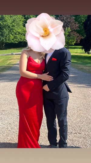 Röd långklänning  - Säljer nu min balklänning som är super fin. Den är i silkestyg och smått insydd i midjan