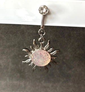 Clip on navelpiercing  - Säljer en clip on navel piercing, aldrig använd. Perfekt för de som inte vill ha en permanent piercing.