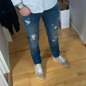 Replay Jeans - Snygga Replay’s med feta slitningar, jeansen är knappt använda och är storlek 30x30. Vid vidare funderingar så är det bara komma DM 📩