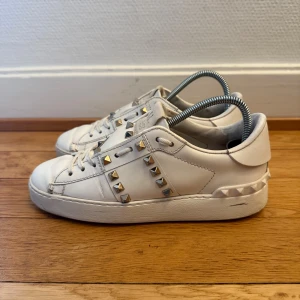 Valentino rockstud sneakers  - Säljer nu dessa valentino skor | Använt skick men fortfarande fina | Storlek 35,5 men sitter som 36,5 | Hör gärna av er vid frågor eller funderingar 
