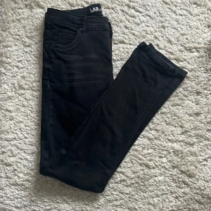 Svarta slim fit jeans LAB Industries - Svarta jeans från LAB Industries i modellen Luke/Slim Fit. Byxorna har klassisk femficksdesign, smal passform och är tillverkade i ett stretchigt bomullsmaterial. Priset inte hugget i stenen som sagt, mer bilder och frågor äre bara att skriva.😊