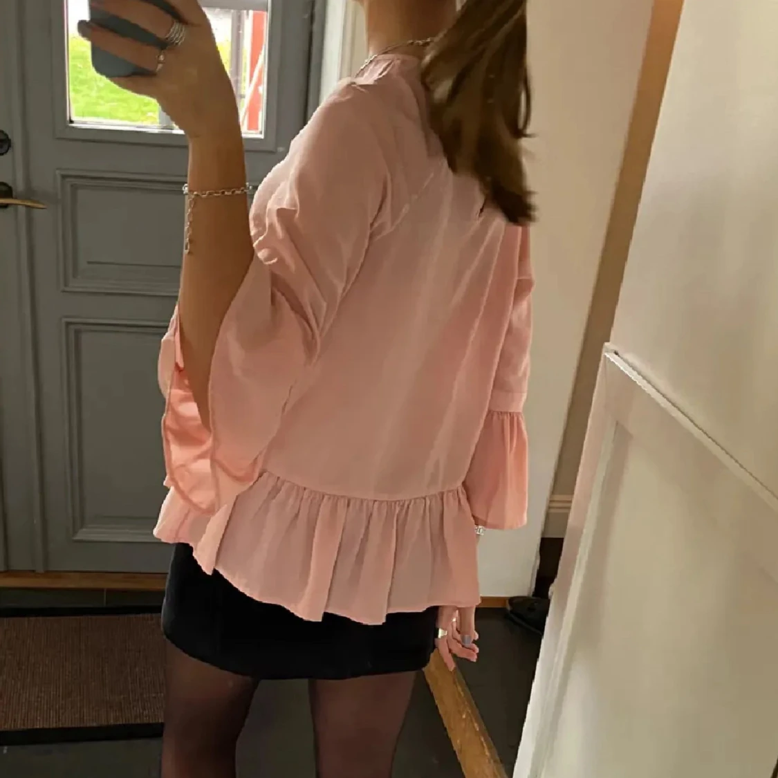 Ljusrosa volangblus med vida ärmar - 2