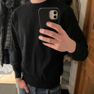 Moncler tröja  - Tja säljer denna feta tröja, färgen blev konstig på bilden pga ljuset, men de är den första bilden som liknar irl mest, den är storlek M och är helt ny, köpt på plick så kan tyvärr inte garantera äkthet, där av priset. Vid snabb affär kan ja gå ner i pris!