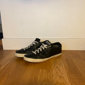 Golden goose - Ett par skor för ett bra pris som passa perfekt nu för hösten och framöver. Sulan är lite sönder men går att fixa. Därför sätter jag ett lågt pris på 1200