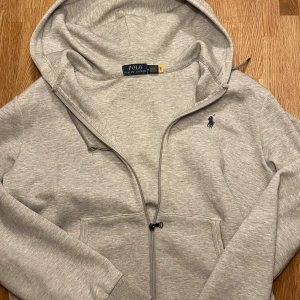 Ralph lauren zip hoodie grå (M) - Ser ny ut, använd några gånger. Storlek M. Inga defekter. 