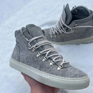 Diemme skor - Tja! Nu säljer dessa sjukt feta diemme skor i toppskick! Nypriset ligger runt 3500kr men säljs nu för endast 1699kr. Hör gärna av er vid frågor eller funderingar!